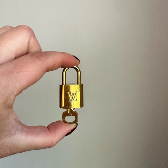 LV Lock and Key 304 - Picture 2 of 6